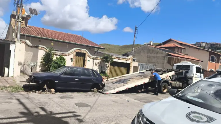 Demutran retira veículos abandonados nas ruas de Poços