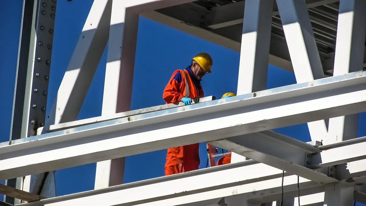 Fiscalização em obras resulta em mais de 280 autos de infração em Poços