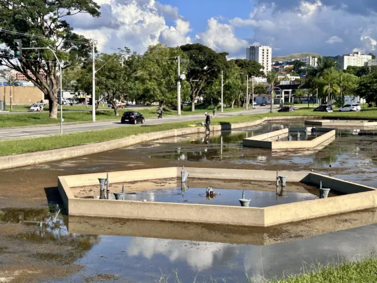 Espelho d’água da rodoviária recebe manutenção