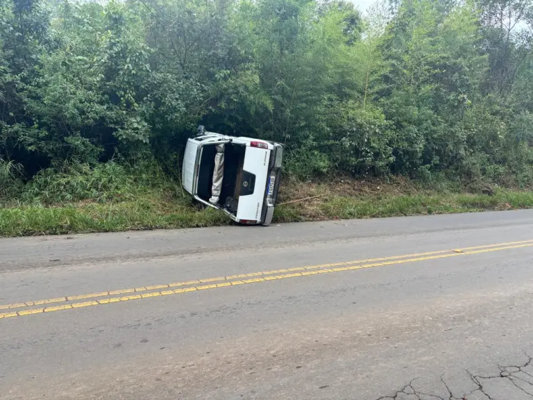 Caminhonete tomba após volante travar; motorista sai ilesa