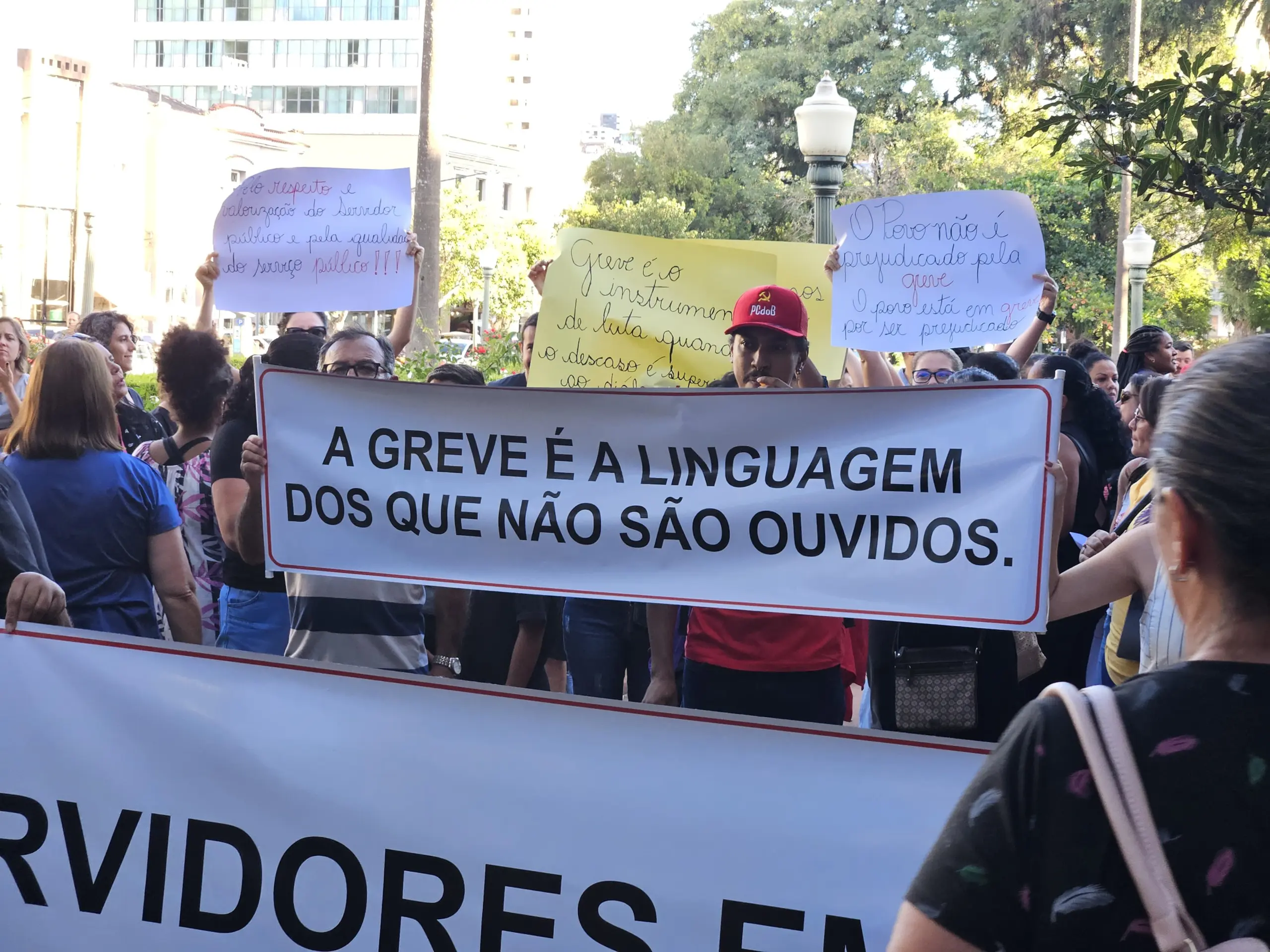 Mais de 500 servidores participam de ato do Sindserv em defesa da greve