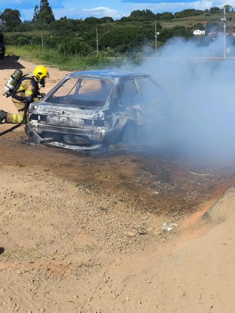 Bombeiros combatem incêndio em veículo próximo a posto de combustíveis