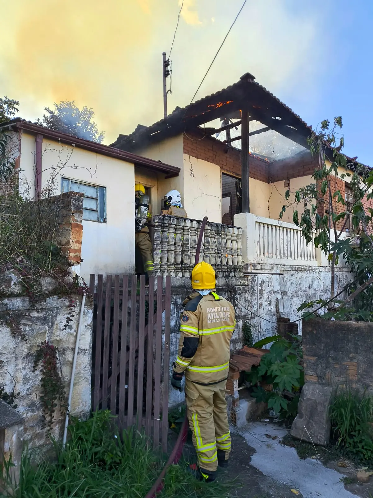 Corpo de Bombeiros combate incêndio em residência no Cascatinha