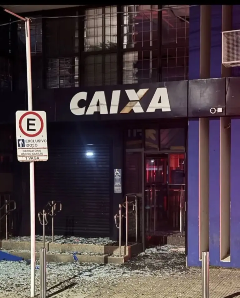 Criminosos explodem agência da Caixa e atiram contra quartel da PM