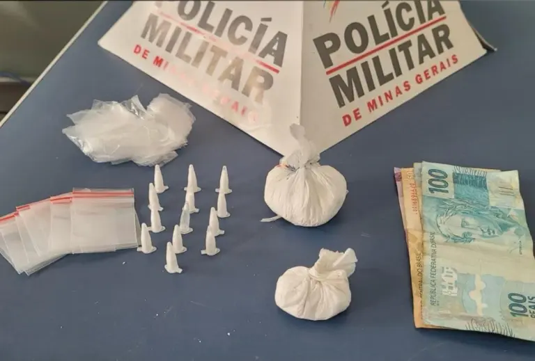Traficante é flagrado com sacola de drogas
