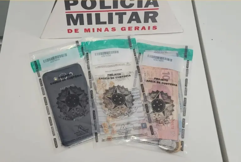 Homem tenta engolir drogas durante abordagem