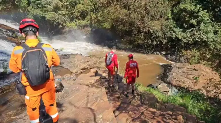Bombeiros de Poços atuam em operação complexa para resgatar vítima de afogamento