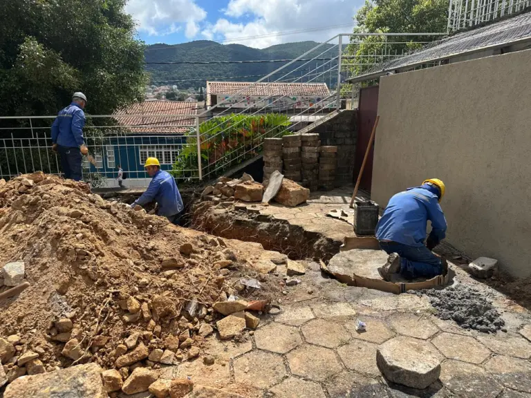 DMAE faz melhorias na infraestrutura da rede de esgoto no pátio da igreja de São Benedito