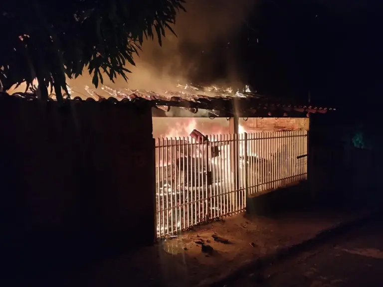 Incêndio destrói casa e veículos em Andradas