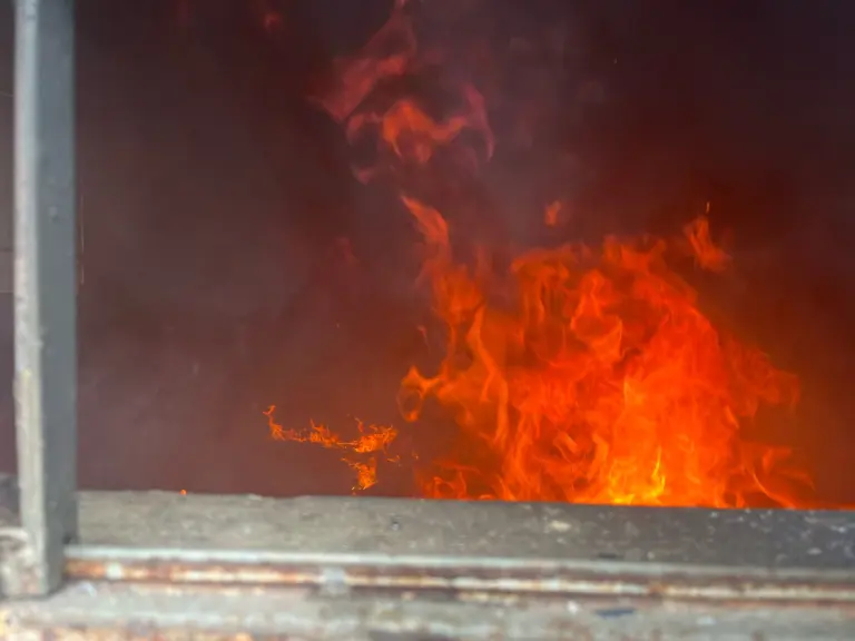 Casa abandonada pega fogo