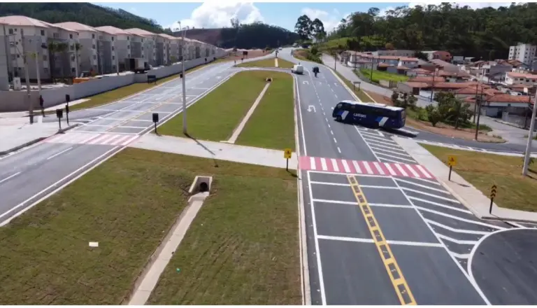 Rodovia LMG-877 ganha rotatória para os bairros Tiradentes e São Bento