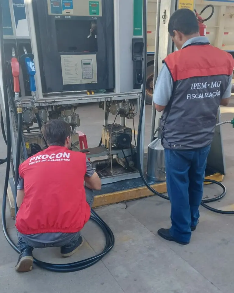 Procon e Ipem fiscalizam e autuam postos de combustíveis em Poços