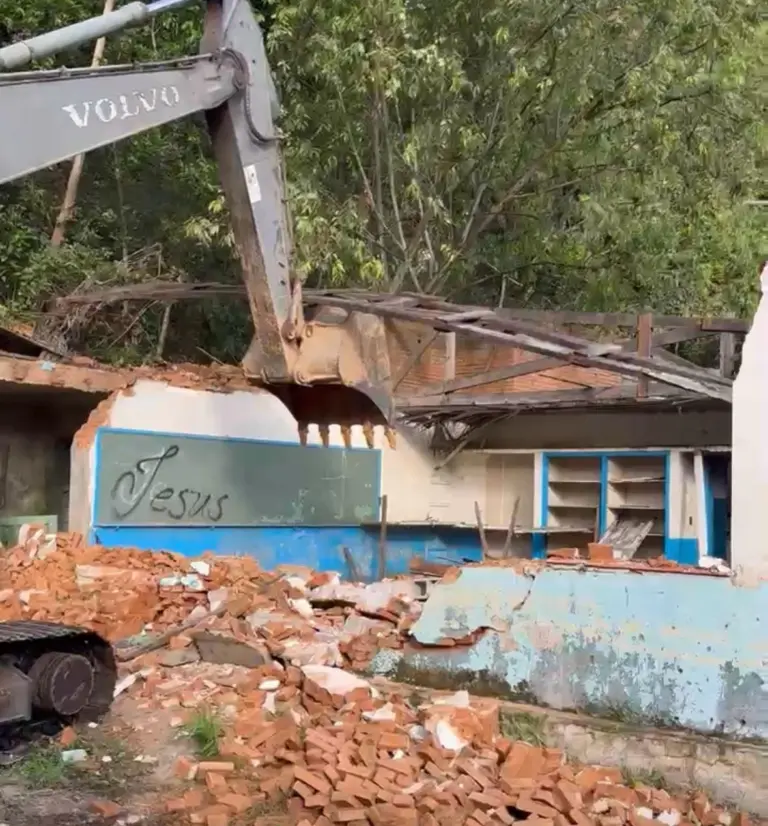 Prédio de antiga creche na zona leste é demolido