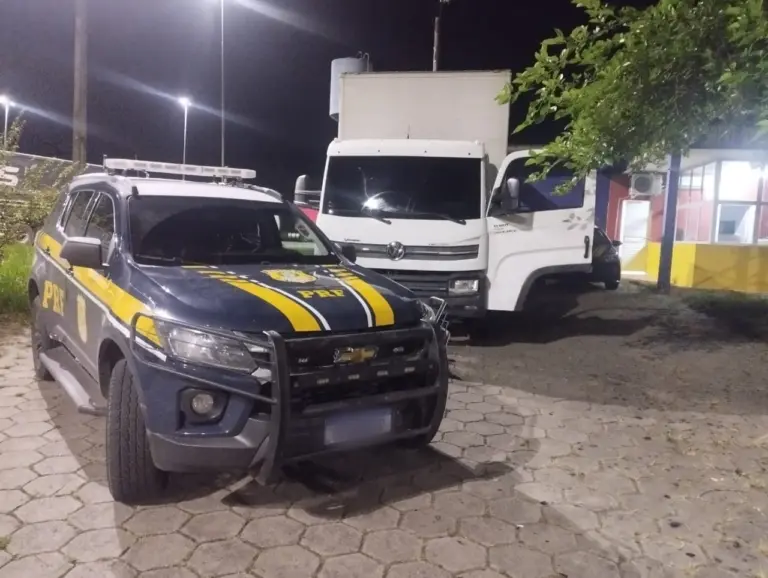 PRF apreende 125 mil maços de cigarros e recupera caminhão roubado