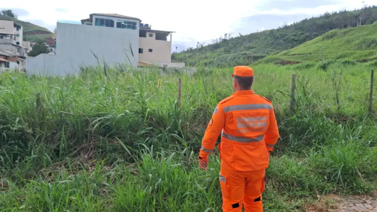 Bombeiros vistoriam lotes vagos com risco de incêndio em Poços