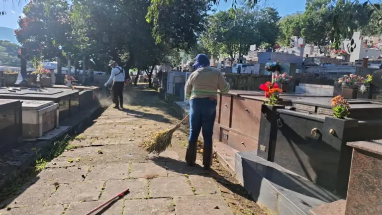 Cemitério recebe manutenção especial para as visitações do Dia das Mães