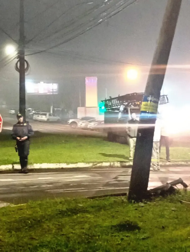 Motorista foge após atingir poste com carreta na zona sul