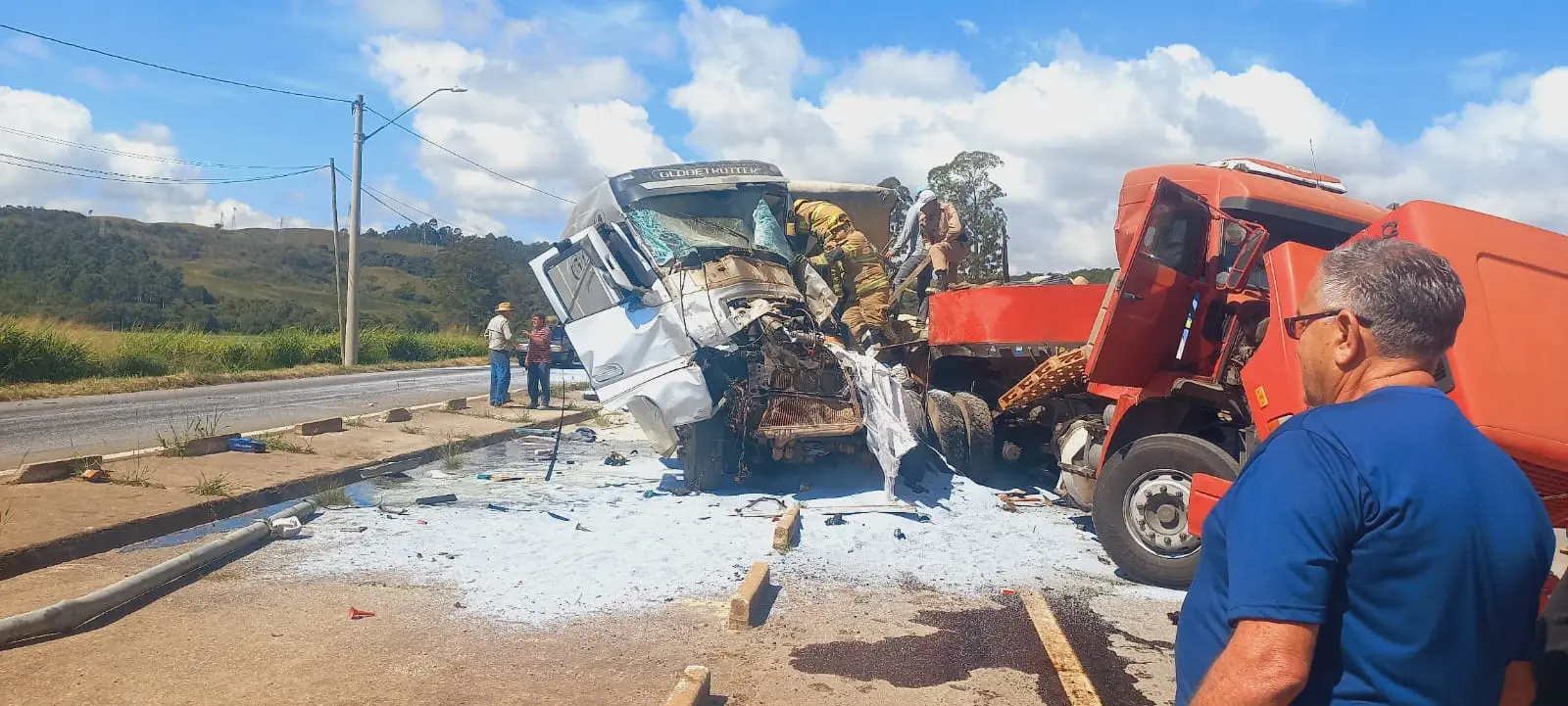 Acidente entre carretas na rodovia do contorno deixa dois motoristas feridos
