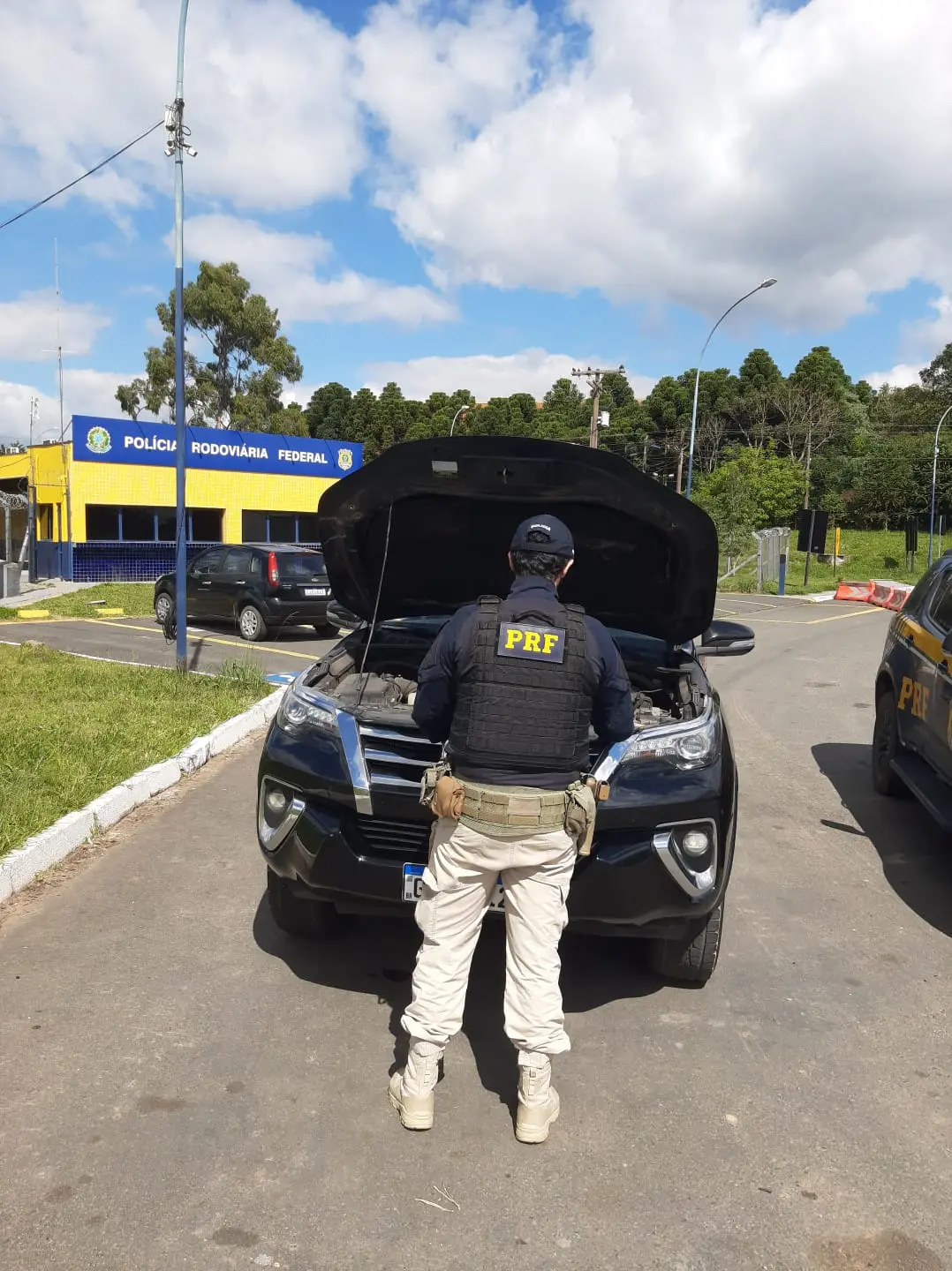 PRF prende homem com veículo de luxo clonado na BR-146