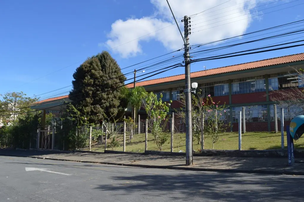 Falta de auxiliares dificulta inclusão em escola da zona leste
