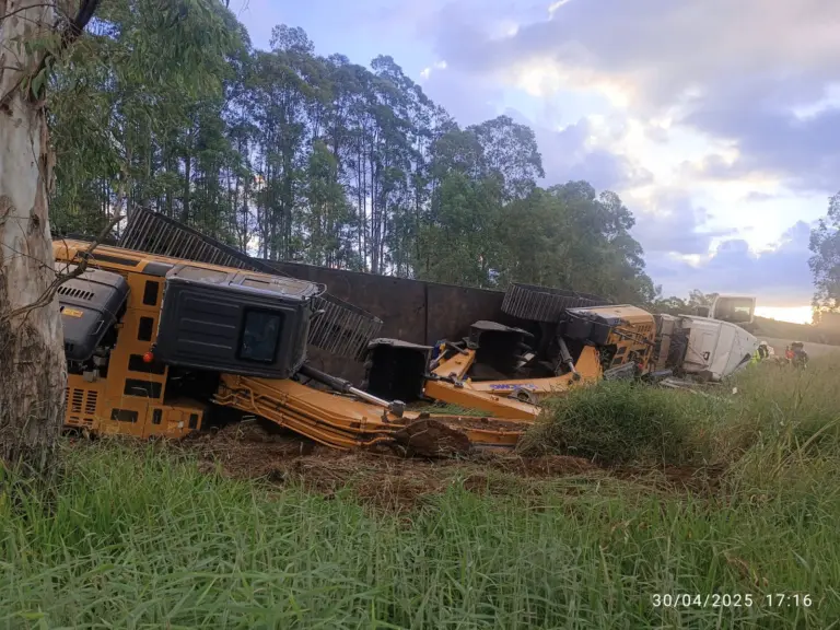 Caminhoneiro morre em acidente, bR-459