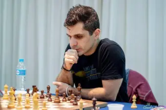 Grande mestre Krikor Mekhitarian participa de evento de xadrez em Poços