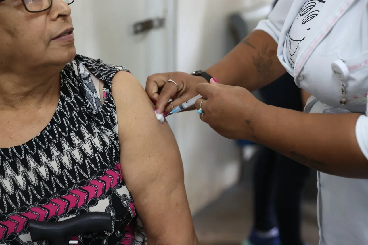 UBSs têm horário estendido para vacinação contre gripe; Dia D será neste sábado