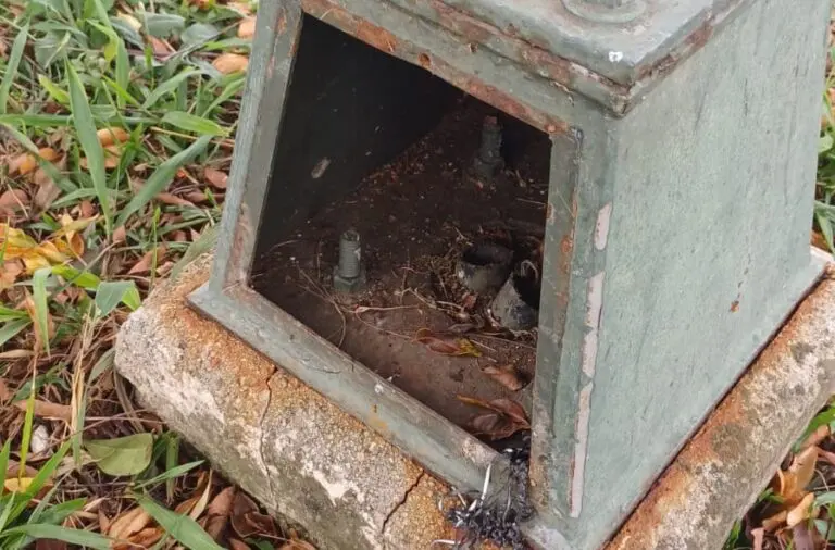 Furtos de fios e cabos prejudicam iluminação pública e segurança em Poços
