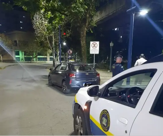 Motorista com sinais de embriaguês é preso após trafegar de forma perigosa no centro