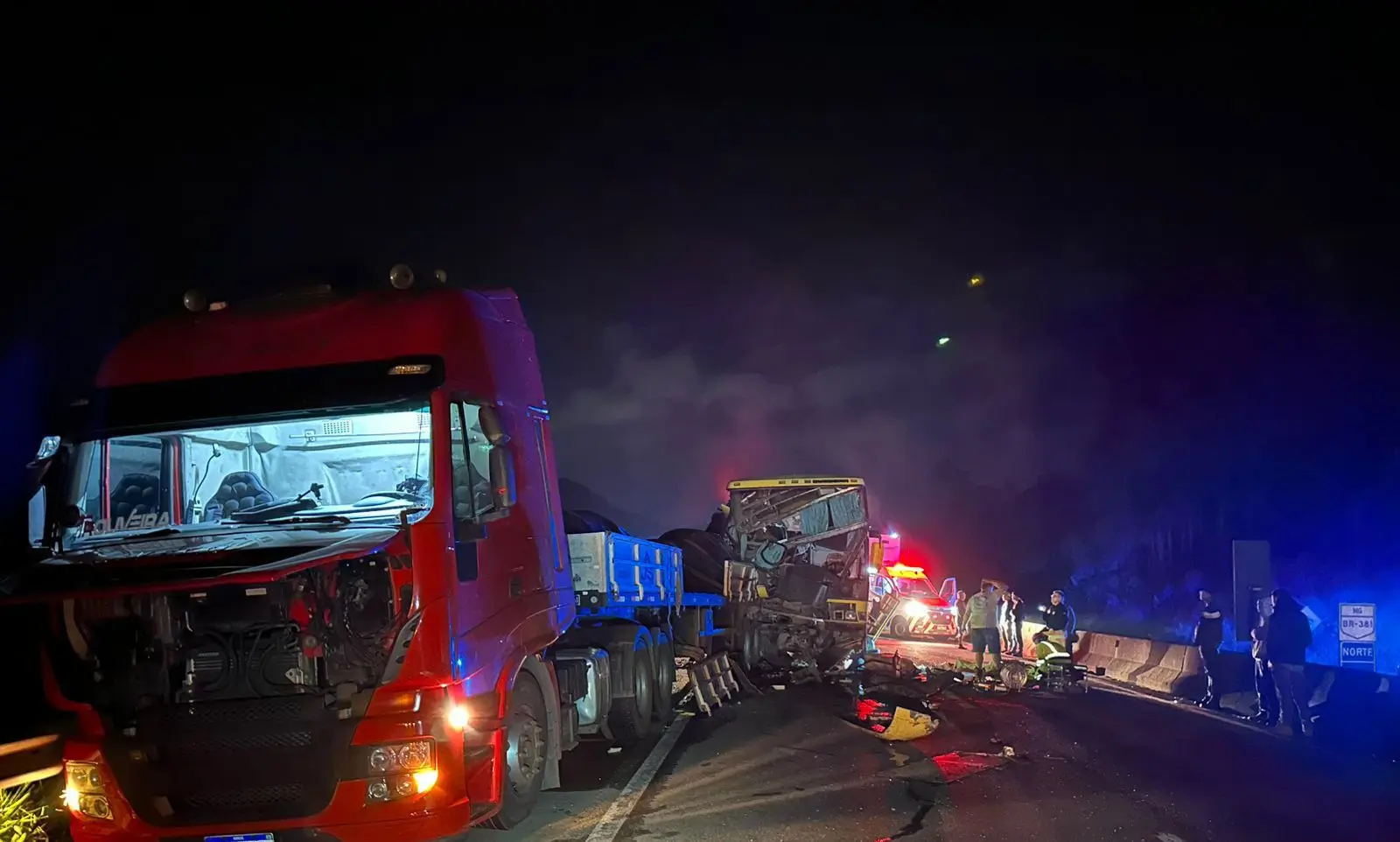 Colisão entre ônibus e carreta deixa quatro feridos no sul de Minas