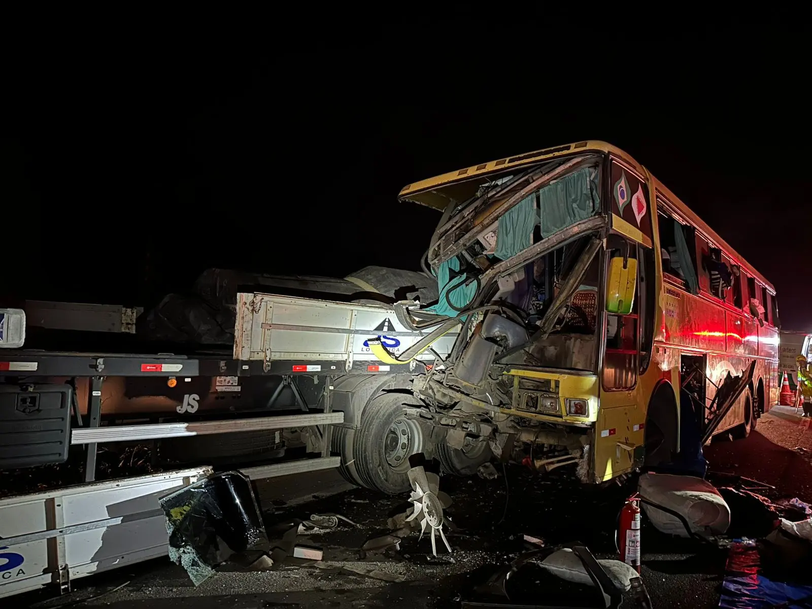 Colisão entre ônibus e carreta deixa quatro feridos no sul de Minas