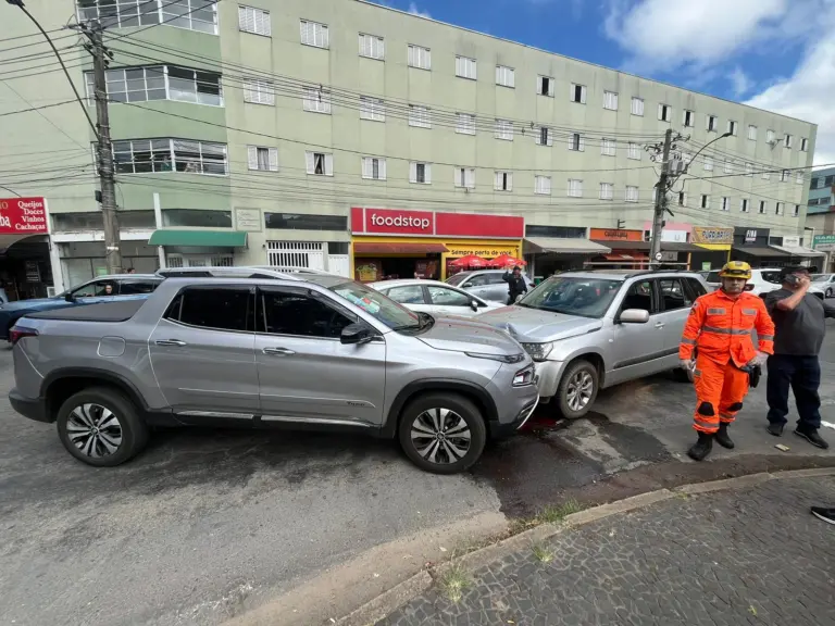 Bombeiros socorrem motorista após colisão na área central de Poços
