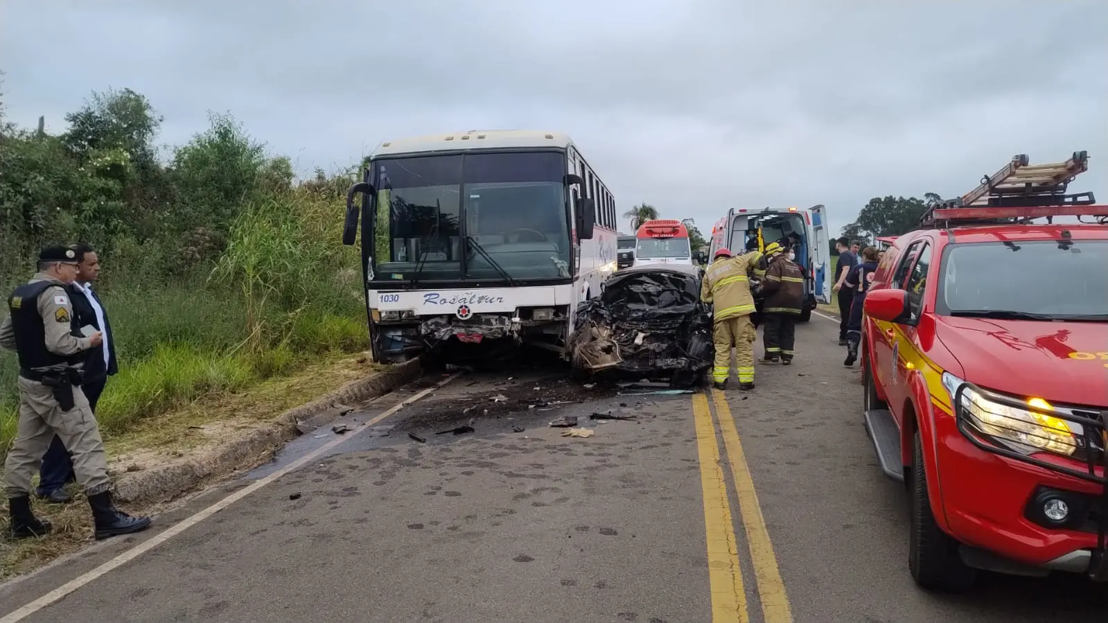 acidente entre carro e ônibus