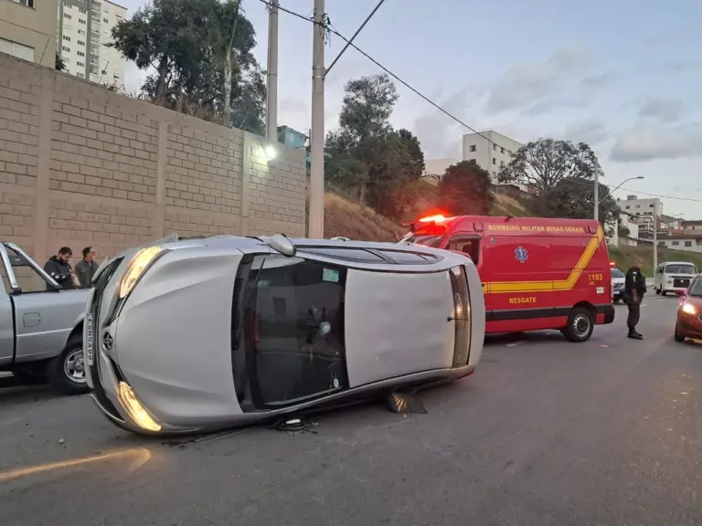 Motorista sofre tontura e causa acidente com capotamento