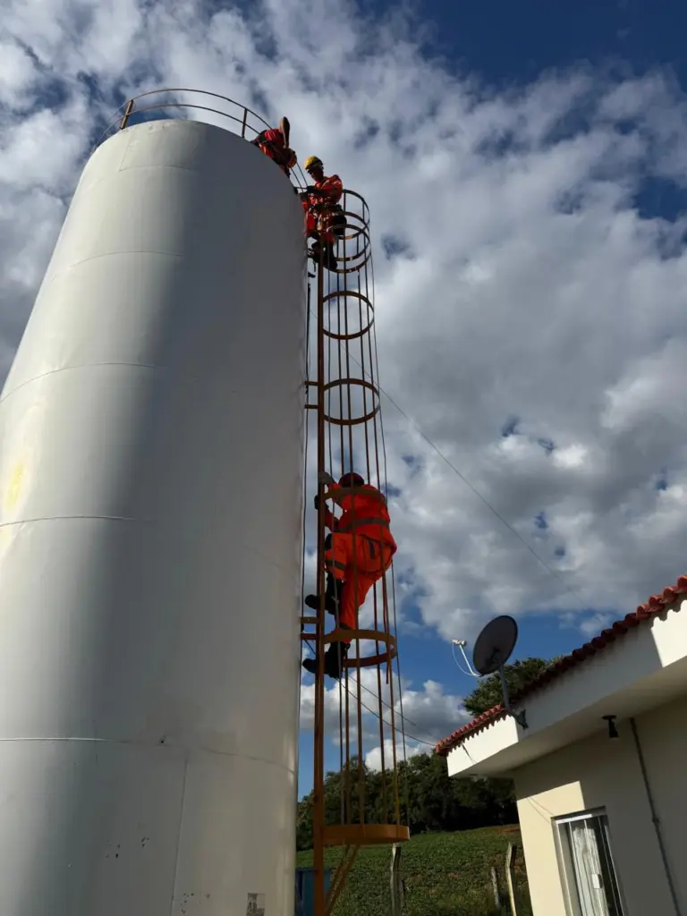 Bombeiros resgatam trabalhador em reservatório com gases tóxicos em Andradas