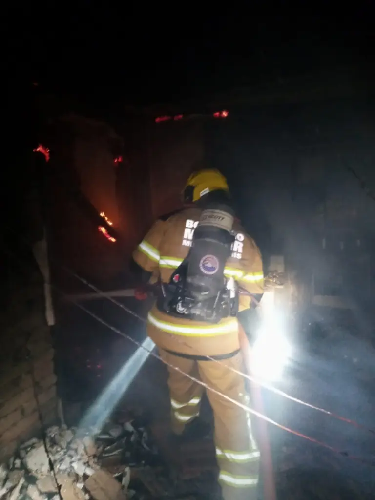 ANDRADAS | Residência é destruída pelo fogo