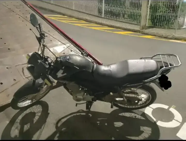 Trio é detido e motocicleta recuperada