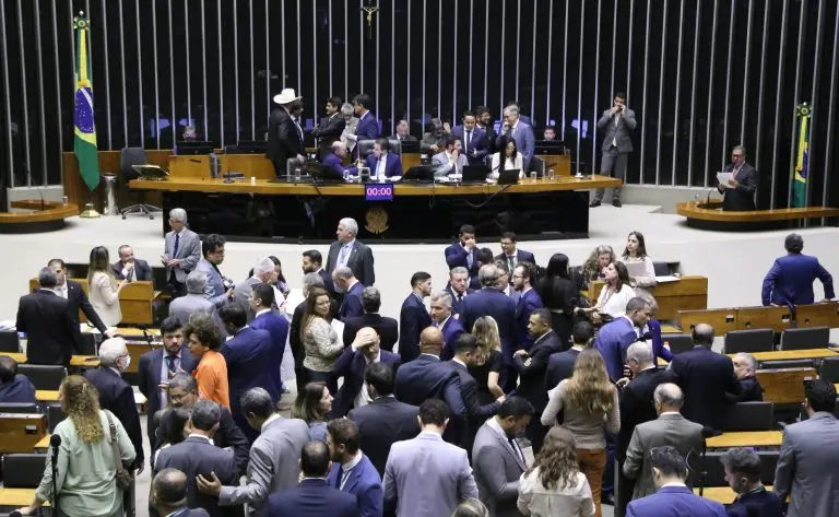 Câmara dos Deputados aprova projeto que reajusta salários de servidores públicos