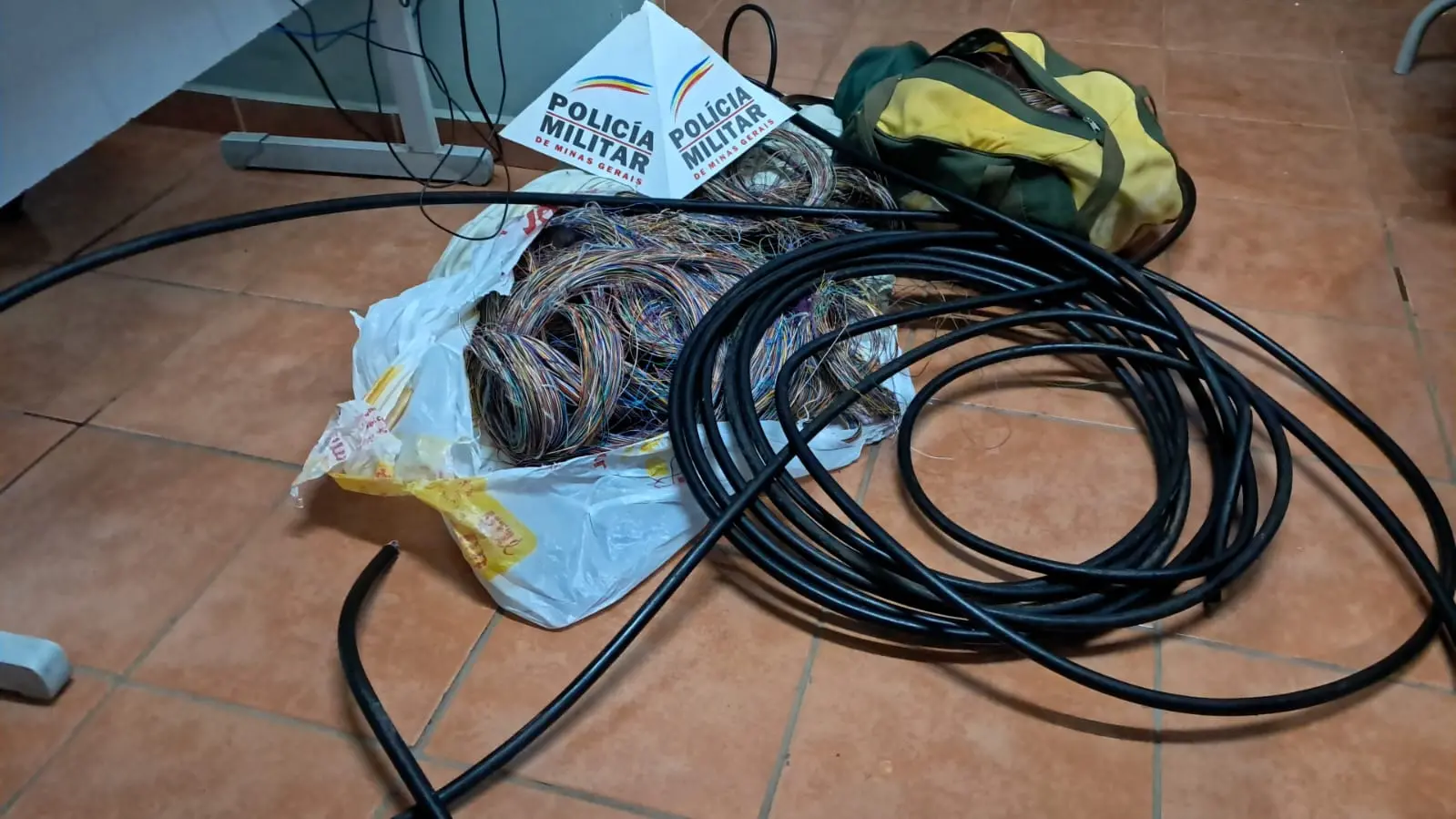 PM prende dois suspeitos por furto de fiação e recupera material