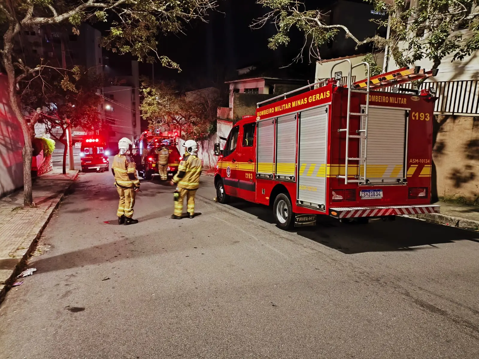 Incêndios simultâneos atingem em casas abandonadas