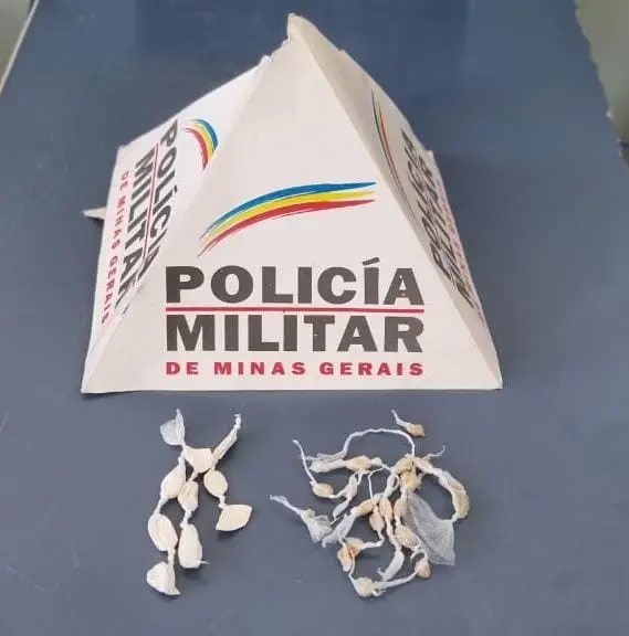 Homem é preso por tráfico após tentar engolir entorpecentes