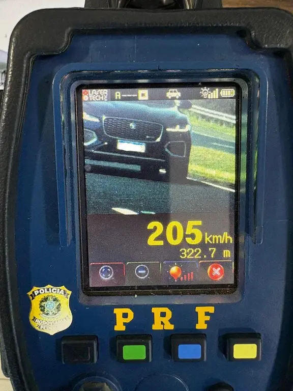 PRF-MG flagra mais de 4.600 veículos com excesso de velocidade durante feriadão