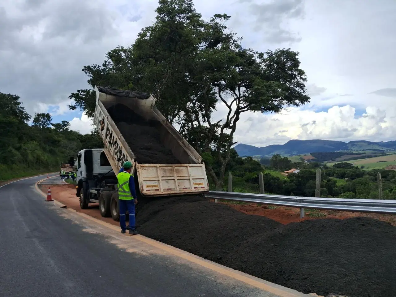 Confira o "pare e siga" das obras de manutenção em rodovias da região