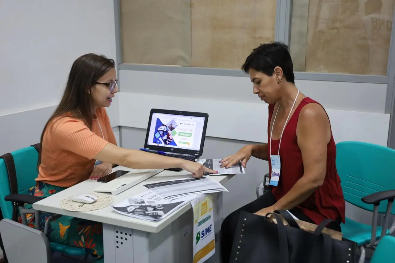 Especialista do Senac orienta candidatos para Sistema Mercado Emprego, que oferece 300 vagas em Poços