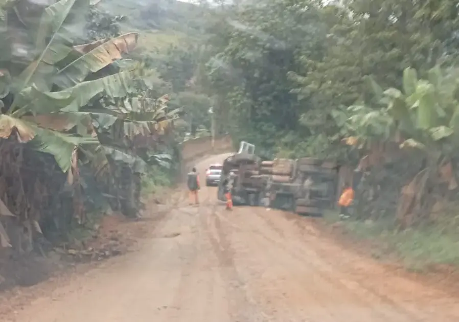 Caminhão tomba na zona rural de Andradas
