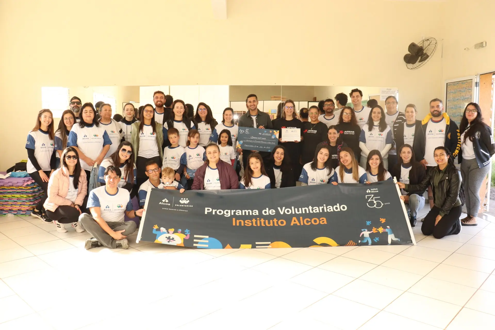 Voluntários da Alcoa promovem palestra sobre compostagem e implantam hora comunitária na Aphas