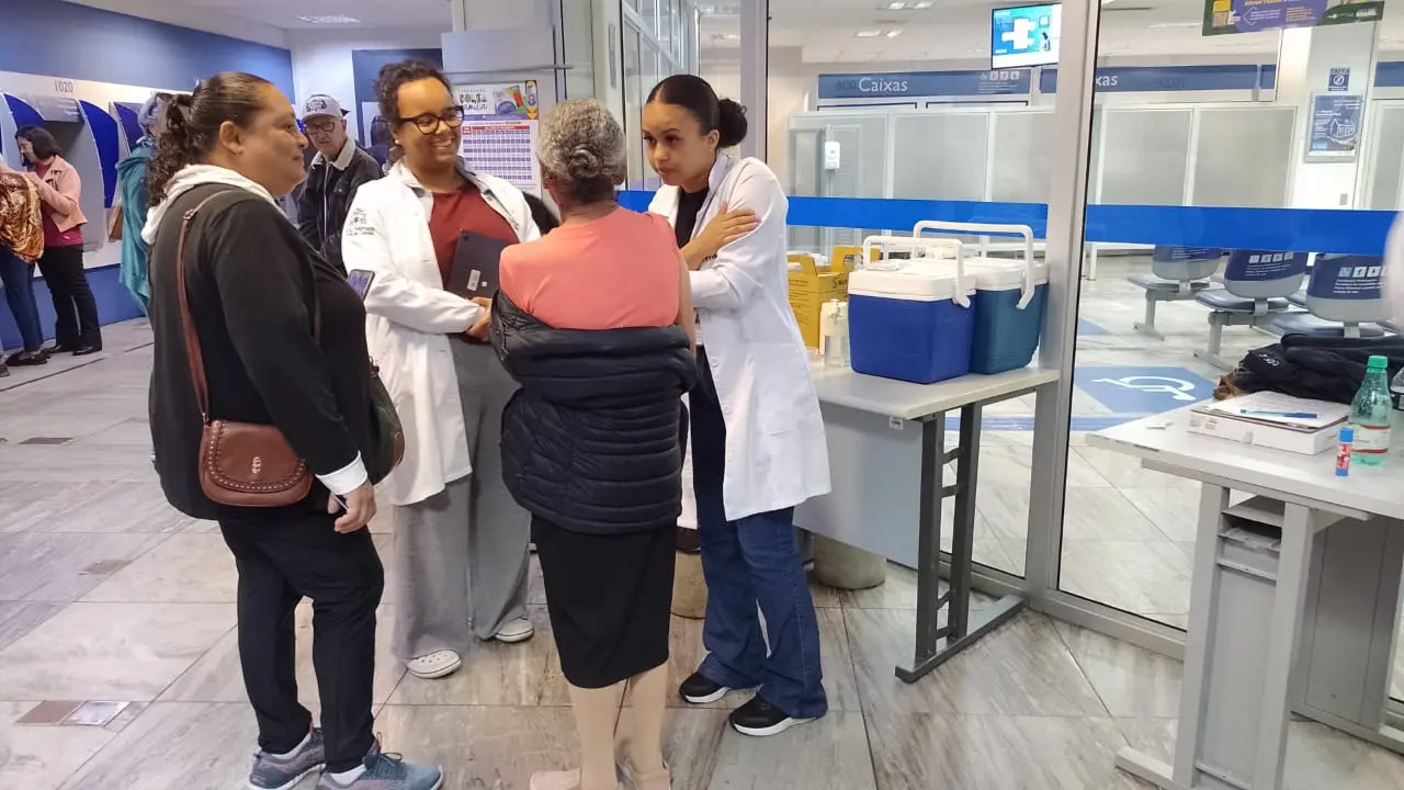 Mais de 200 pessoas recebem vacina contra gripe em ação na Caixa Econômica