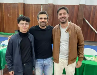 Aluno do IFSuldeMinas é destaque em desafio de xadrez com Krikor Mekhitarian