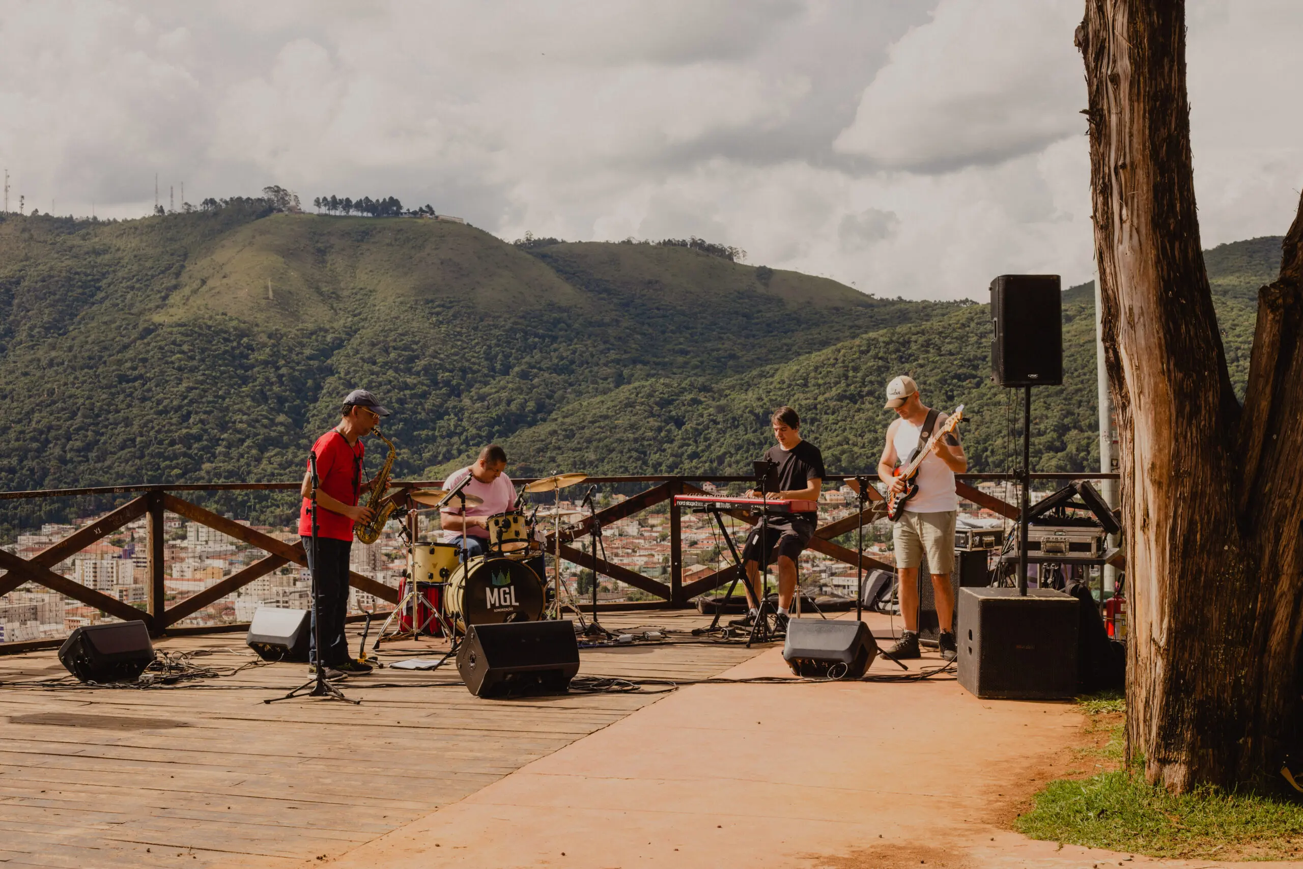 “Brasilidade em Quatro Tempos" faz show no Mirante Santa Rita