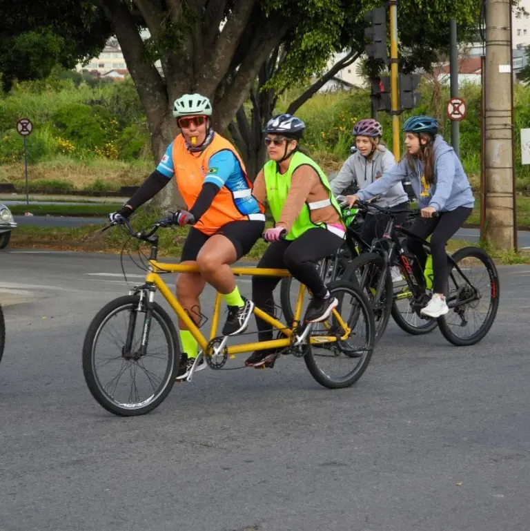 Mais de 200 ciclistas participam de pedal inclusivo; 23 com deficiência visual